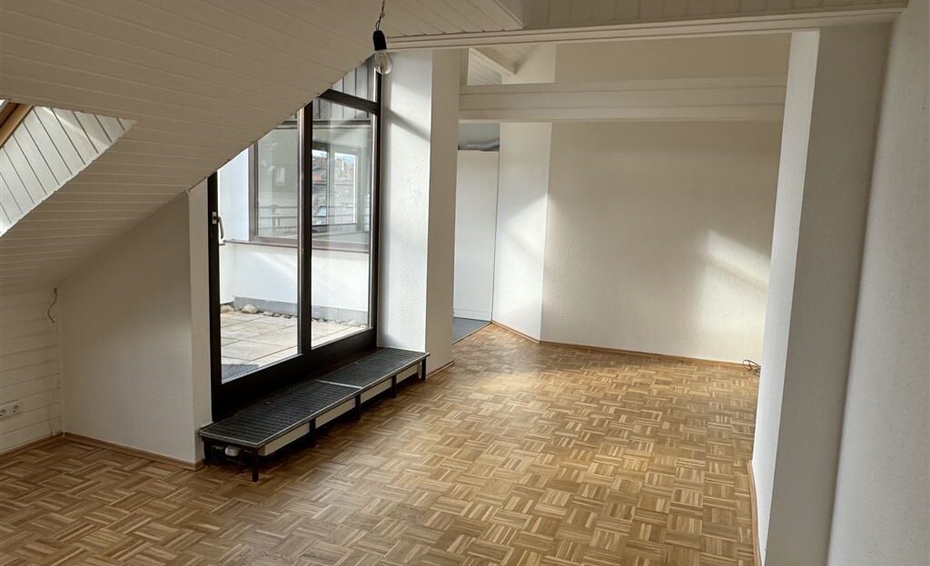 Helle Dachgeschosswohnung mit Dachterrasse und Aufzug im Stilaltbau in Laufnähe zur Innenstadt - Foto 1