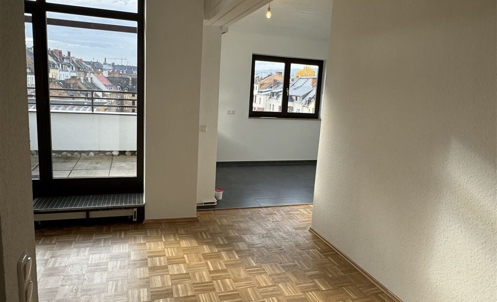 Helle Dachgeschosswohnung mit Dachterrasse und Aufzug im Stilaltbau in Laufnähe zur Innenstadt - Foto 2